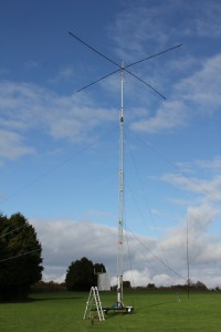 The antennas at G9V, 5-band Spiderbeam on the tower and the 40m vertical behind it.